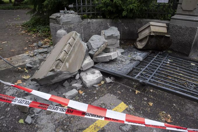 Ein durch ein Auto zerstörter Eingang von dem Friedhof Sihlfeld, aufgenommen am Freitag, 14. Juni 2020, in Zürich. Friedhof Sihlfeld