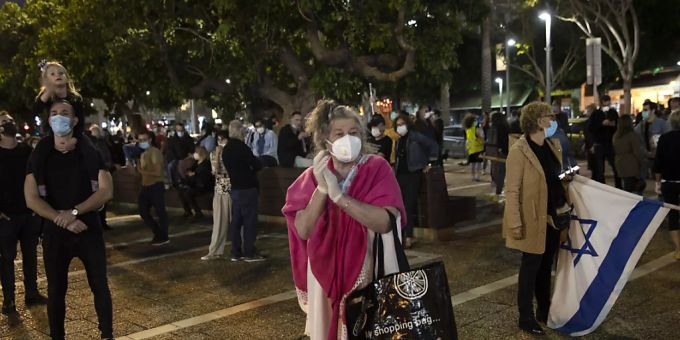 Eine Demonstration mit Mundschutz und empfohlenem Sozialabstand: Israelis gehen in Tel Aviv gegen Premierminister Benjamin Netanjahu auf die Strasse. Eine Demonstration mit Mundschutz und empfohlenem Sozialabstand: Israelis gehen in Tel Aviv gegen Premierminister Benjamin Netanjahu auf die Strasse.