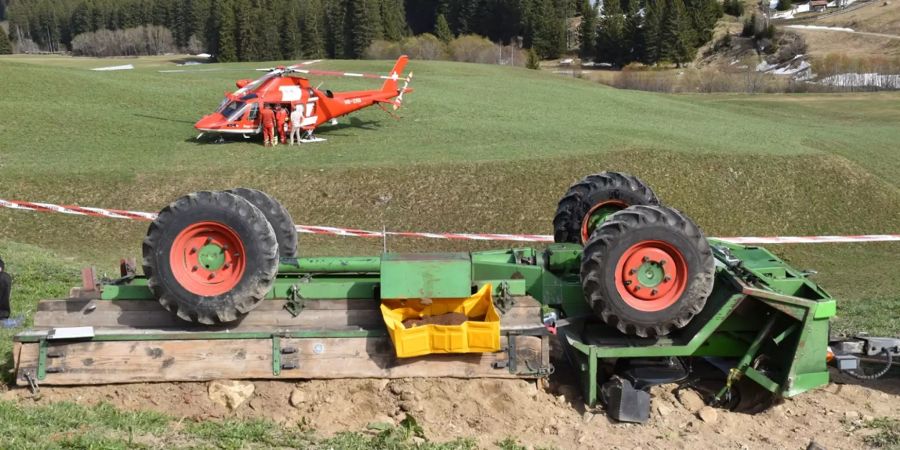 Unter Arbeitskarren eingeklemmt