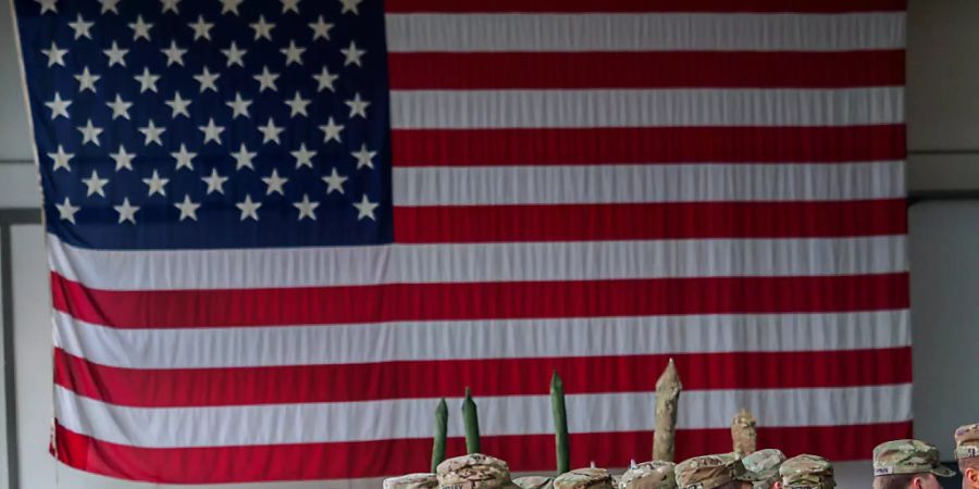 ARCHIV - US-Soldaten stehen während einer militärischen Zeremonie in Bayern vor einer Flagge der Vereinigten Staaten von Amerika. Foto: Nicolas Armer/dpa