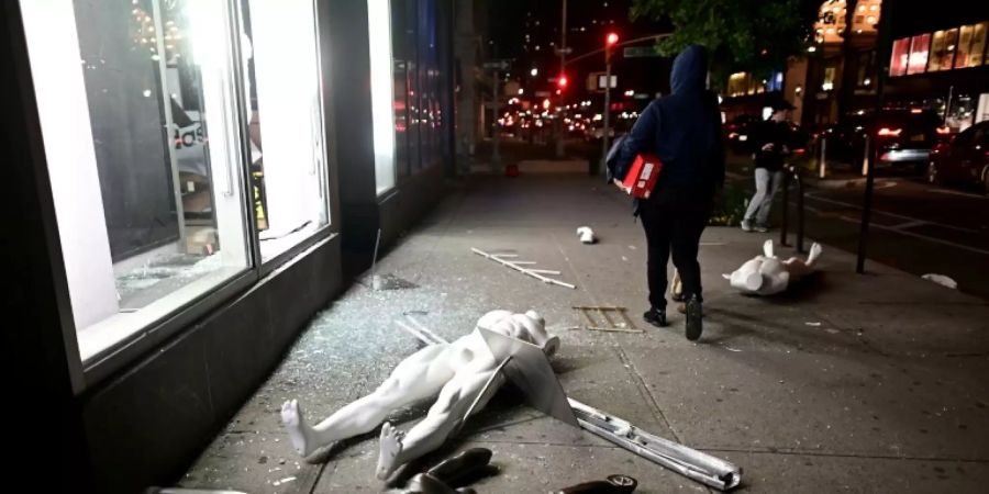 Zerstörtes Schaufenster in Manhattan