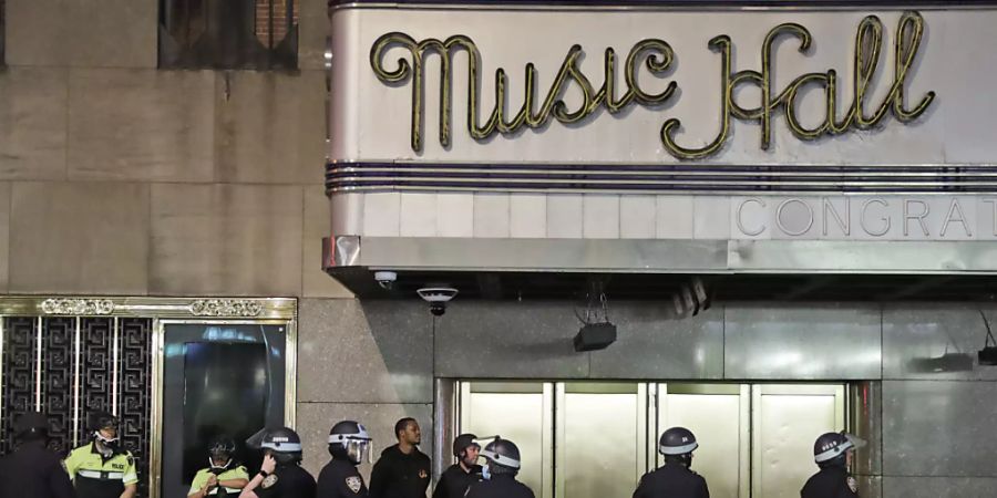 Polizisten verhaften eine Gruppe von Demonstranten an der Radio City Music Hall in New York. Foto: Seth Wenig/AP/dpa