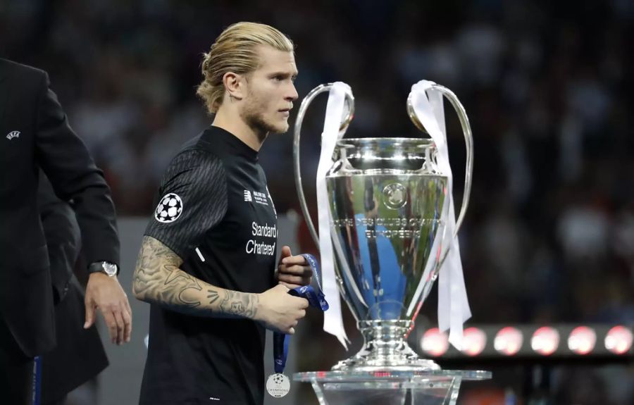 Unfreiwillig stark daran beteiligt: Liverpool-Keeper Loris Karius, geht mit der Silbermedaille am Pokal vorbei.