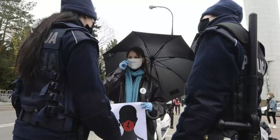 Eine Frau protestiert in der Nähe des Parlaments in Warschau gegen die geplante Verschärfung des Abtreibungsgesetzes. Foto: Czarek Sokolowski/AP/dpa