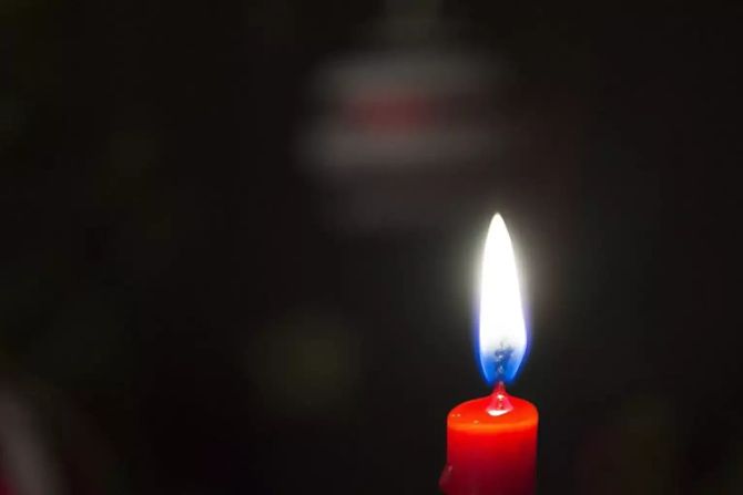 Brennende Kerze Lisa Straube