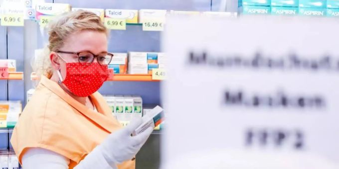 Ein Bild, das bald der Vergangenheit angehört: Eine Apothekerin mit Maske zum Schutz vor dem Coronavirus. Coronavirus