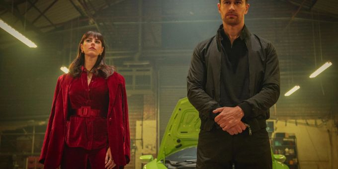 Susie Glass (Kaya Scodelario) und Eddie Horniman (Theo James) in einer Szene aus «The Gentlemen». james bond neuer