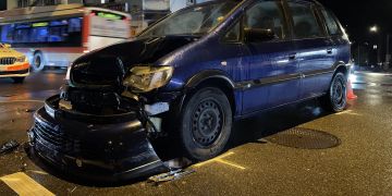 Stadt St. Gallen: Zwei Personenwagen kollidieren seitlich-frontal