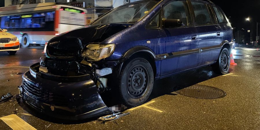 Stadt St. Gallen: Zwei Personenwagen kollidieren seitlich-frontal
