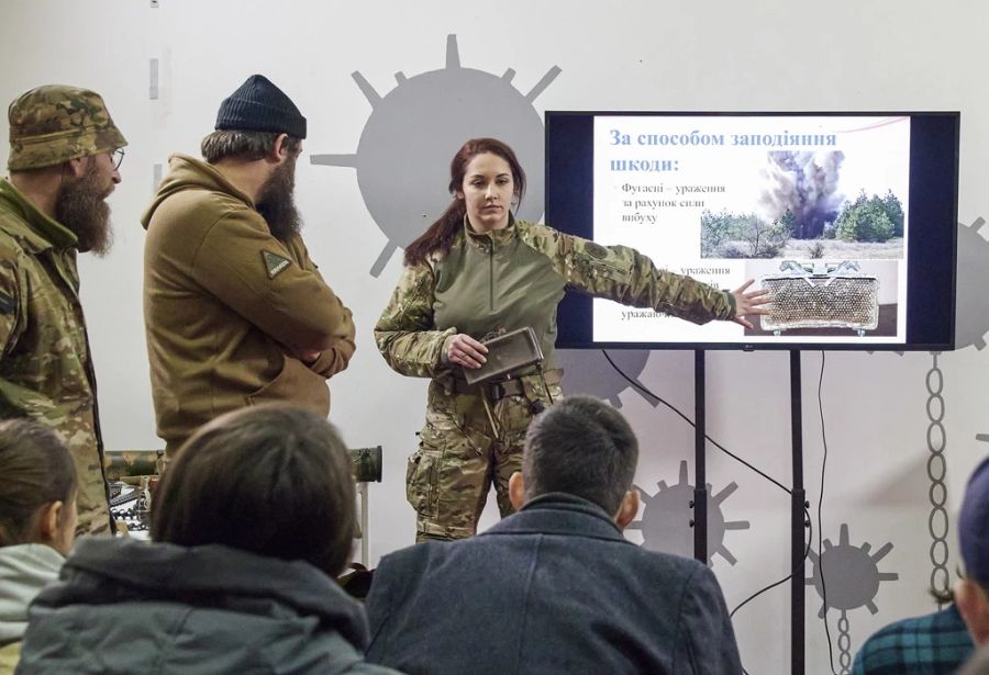 Militärisches Personal schulen Zivilisten in Charkiw, inmitten der russischen Invasion, in den Grundlagen der Minensprengstoffsicherheit.