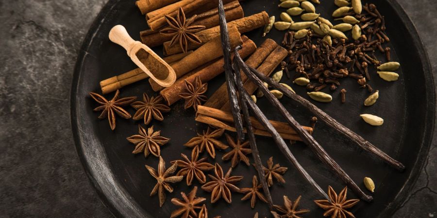 Zimt, Sternanis, Kardamom: Werden die weihnachtlichen Gewürze erst kurz vor der Nutzung zerstossen, entfalten sie den Grossteil ihrer aromatischen Wirkung ganz frisch.