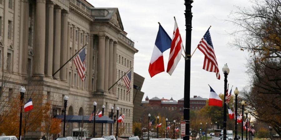 Französische und US-Flaggen in Washington