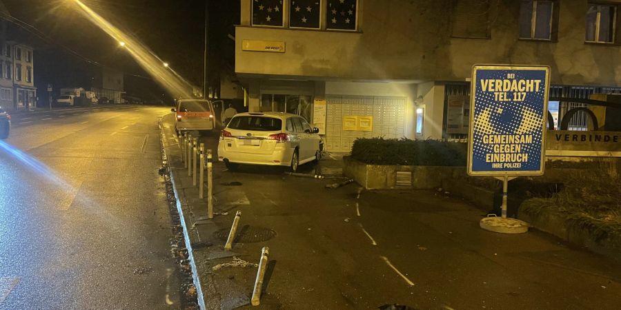Lenker kollidiert mit Metallpfosten und Poststelle