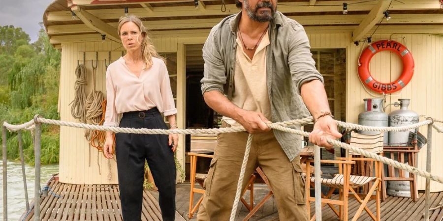 «Barfuss durch Australien»: Svenja (Anneke Kim Sarnau) und Kalti (Aaron Pedersen) finden das Boot der Teenager.