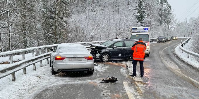 Eine Beifahrerin wurde beim Unfall verletzt. Eine Beifahrerin wurde beim Unfall verletzt.
