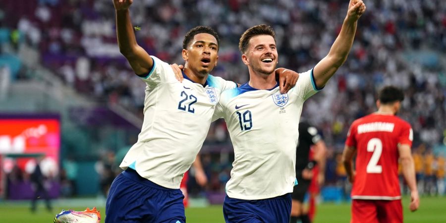 Englands Jude Bellingham (l) jubelt mit Mason Mount nach seinem Tor gegen den Iran.