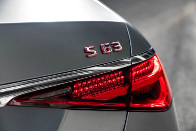Optisch gibt es wenig Überraschungen, nur das rot hinterlegte S63 Logo sorgt für dezentes Aufsehen Mercedes-AMG S 63 E