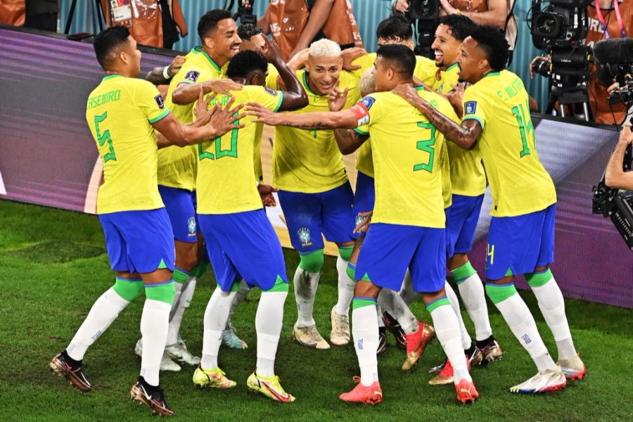 Erst springen die Brasilianer im Kreis, dann kommt das Samba-Tänzchen.