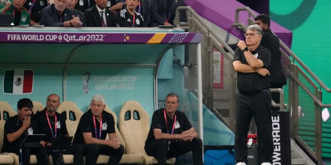 Hat seinen Rücktritt angekündigt: Mexikos Trainer Gerardo Martino (r) verfolgt das Spielgeschehen. Hat seinen Rücktritt angekündigt: Mexikos Trainer Gerardo Martino (r) verfolgt das Spielgeschehen.