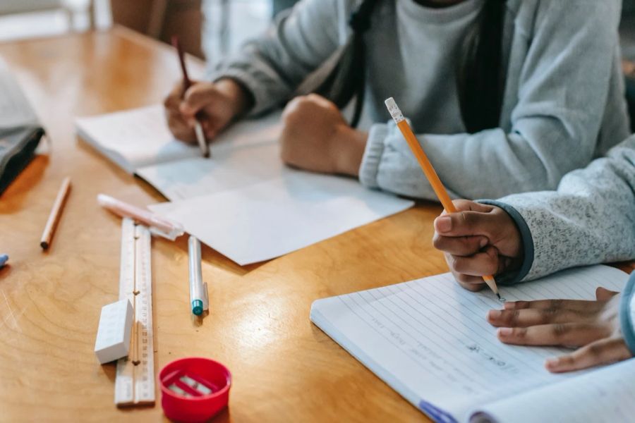 Schulkinder Stifte Hefte Bleistift