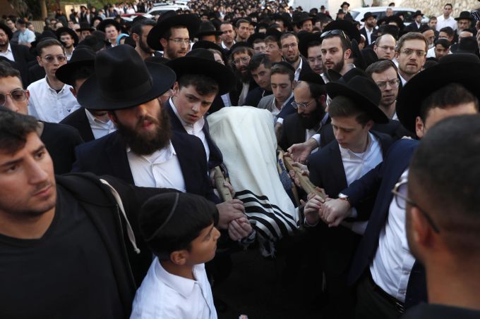 Ultra-orthodoxe Juden nehmen Teil an der Beerdigung des 16-jährigen Aryeh Shechopek. Er starb bei einer der beiden Explosionen am Mittwoch in Jerusalem. Jerusalem
