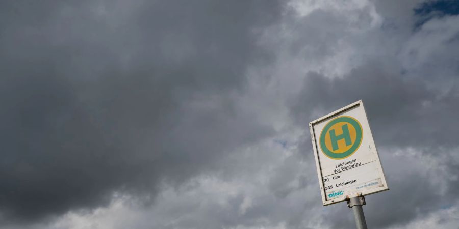 Viele Menschen fühlen sich an ihrem Wohnort einer Umfrage zufolge nicht gut mit Bus und Bahn angebunden. Dabei stört sie vor allem die Taktung.