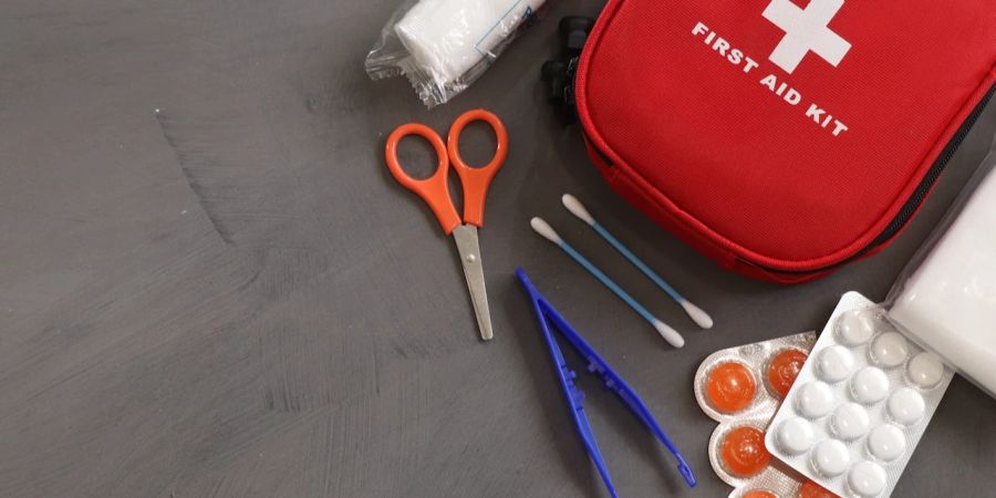 First Aid Tabletten Schere Pinzette Hausapotheke