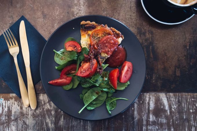 Schmackhafte Beilage zu herzhafter Quiche: Spinat. Quiche Spinat Beilage Tomate