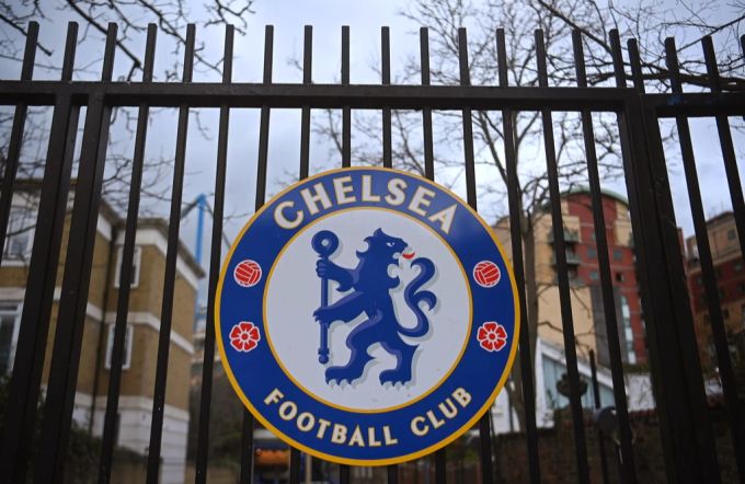 Das Logo des FC Chelsea mit dem blauen Löwen beim Stadion an der Stamford Bridge. FC Chelsea