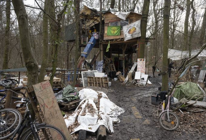 Von Aktivisten errichtete Baumhäuser stehen an einem Zugang zum Fechenheimer Wald. Mit ihrer Präsenz wollen die Aktivisten die Abholzung eines Waldstückes für den Weiterbau der Autobahn 66 verhindern. Unterdessen gehen die Vorbereitungen für eine zeitnahe Räumung des besetzten Waldes weiter. Waldbesetzer im Fechenheimer Wald