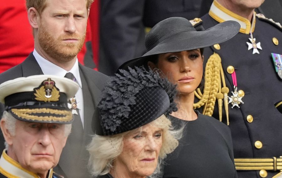 Prinz Harry und seine Frau Meghan stehen hinter King Charles und Camilla.