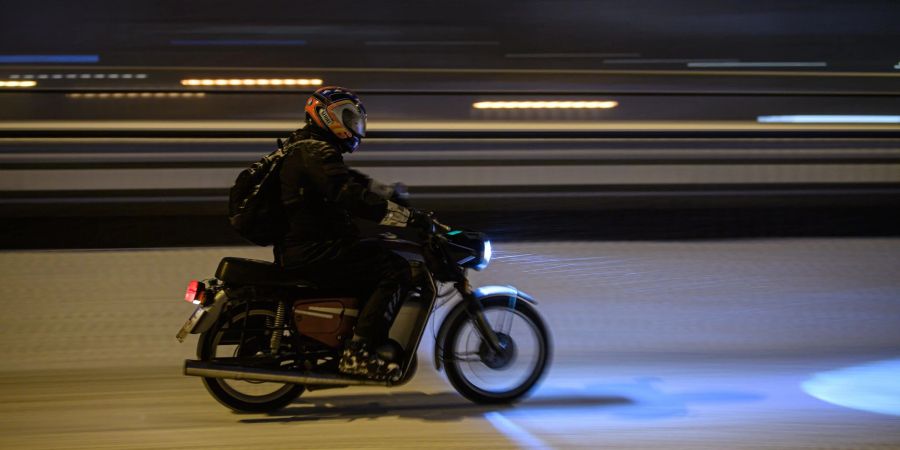 Schichtarbeit bei der Kleidung: Wohl temperiert zu bleiben, ist auch bei kaltem Winterwetter auf dem Motorrad wichtig.