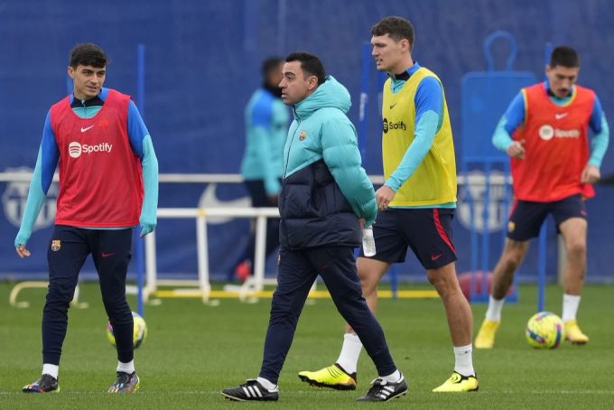Trainer Xavi kann beim FC Barcelona jetzt doch auf Robert Lewandowski zählen. FC Barcelona