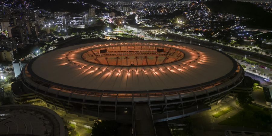 Das legendäre Maracana-Stadion wird zu Ehren Pelés erleuchtet.