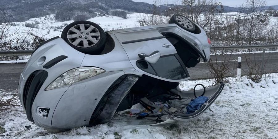 Es herrscht Glatteisgefahr! In Oberhof AG überschlägt sich ein Auto auf eisiger Strasse.