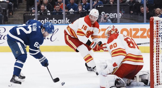 Denis Malgin (l.) im Trikot der Toronto Maple Leads in der NHL. NHL