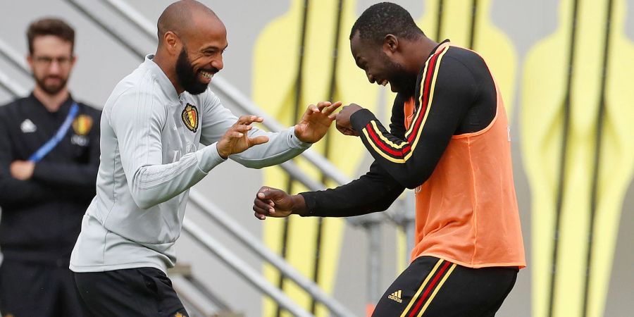 Belgiens damaliger Co-Trainer Thierry Henry (l) und Romelu Lukaku während eines Trainings bei der WM 2018.