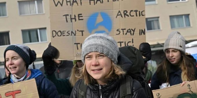 Greta Thunberg mit anderen Demonstrierenden in Davos während des WEF 2023. Greta Thunberg