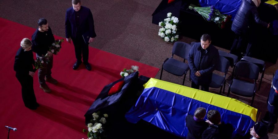 Präsident Selenskyj nimmt Abschied von seinem verstorbenen Innenminister Monastyrskyj.