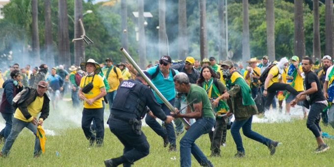 ARCHIV - Anhänger des ehemaligen brasilianischen Präsidenten Bolsonaro geraten in der Hauptstadt mit Polizisten aneinander. Foto: Matheus Alves./dpa ARCHIV - Anhänger des ehemaligen brasilianischen Präsidenten Bolsonaro geraten in der Hauptstadt mit Polizisten aneinander. Foto: Matheus Alves./dpa
