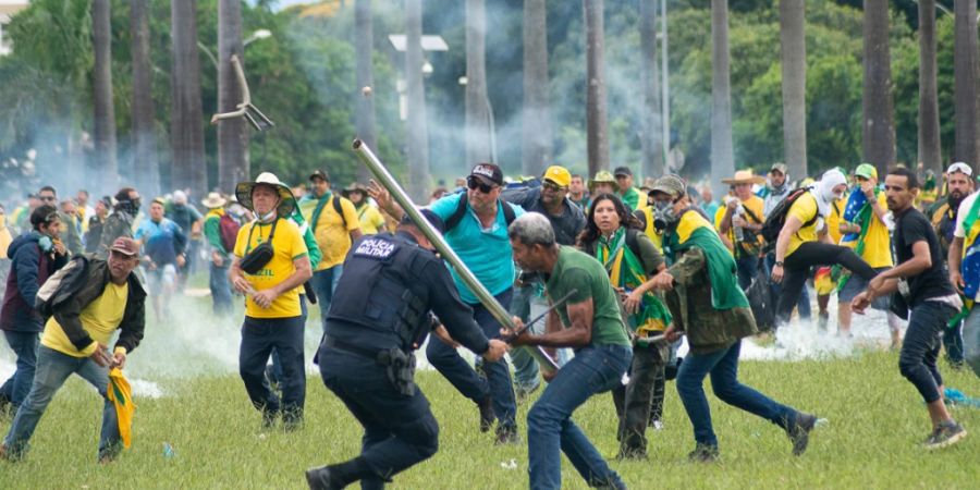 ARCHIV - Anhänger des ehemaligen brasilianischen Präsidenten Bolsonaro geraten in der Hauptstadt mit Polizisten aneinander. Foto: Matheus Alves./dpa