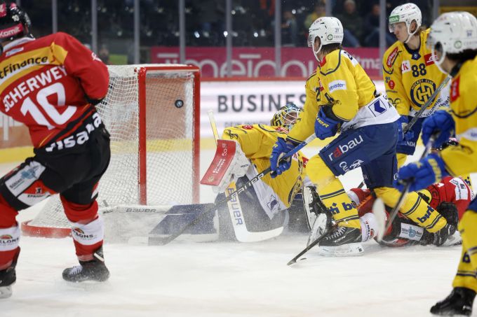 Tristan Scherwey (l.) versenkt die Scheibe zum 2:0 für den SCB im Tor der Davoser. SCB