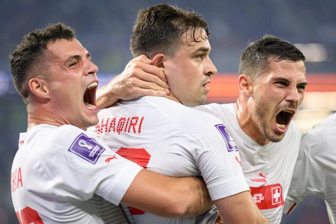 Granit Xhaka und Xherdan Shaqiri jubeln mit Remo Freuler an der WM 2022 gegen Serbien WM 2022