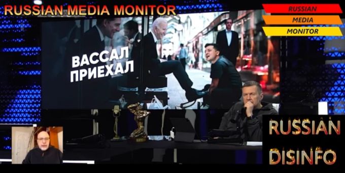 Dieses Bild gefällt den russischen Propagandisten: Selenskyj, der im Ukraine-Krieg als Vasall die Schuhe von Joe Biden putzt. Ukraine KRieg
