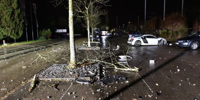 Das Unfallauto steht am zweiten Unfallort in Nänikon ZH. volketswil