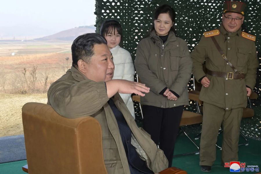 Kim Jong-un, seine Frau und seine Tochter, vor dem Testfeuer der Hwasongpho-17-Rakete am 18. November 2022 in Pjöngjang.