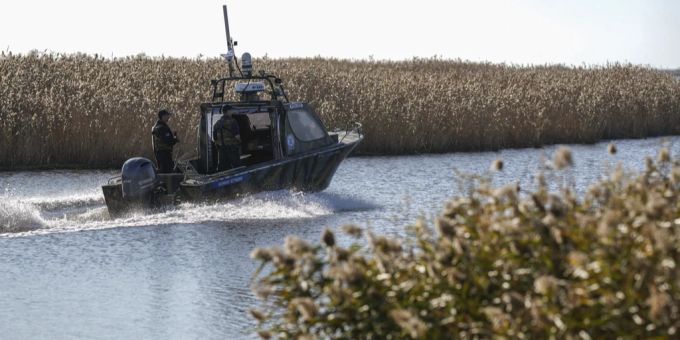Grenzschutzbeamte auf einer Bootspatrouille entlang des Flusses Evros, der eine natürliche Grenze zwischen Griechenland und der Türkei bildet. Evros