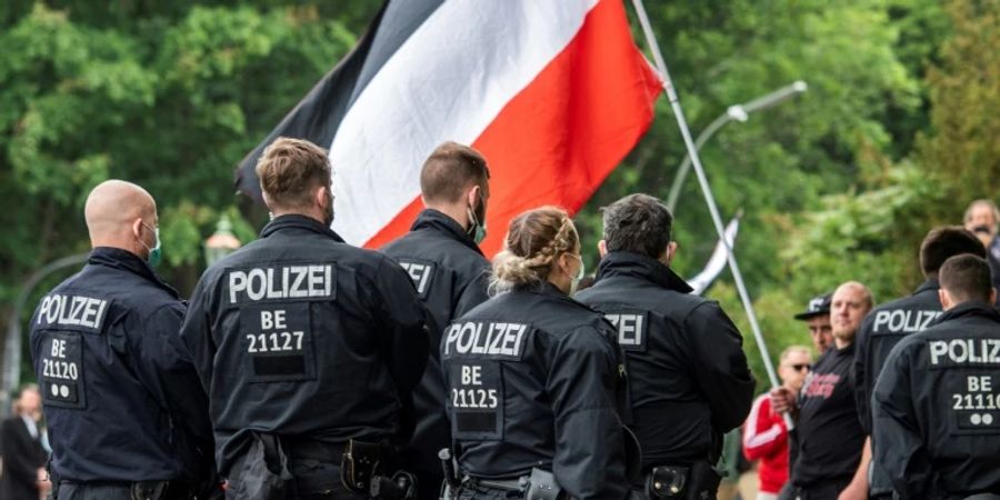 Reichsflagge auf einer Demonstration in Berlin