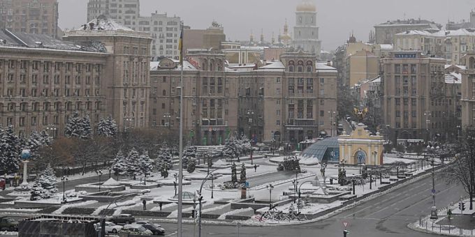 Blick auf den schneebeckten Maidan-Platz in Kiew. Foto: Andrew Kravchenko/AP/dpa Blick auf den schneebeckten Maidan-Platz in Kiew. Foto: Andrew Kravchenko/AP/dpa