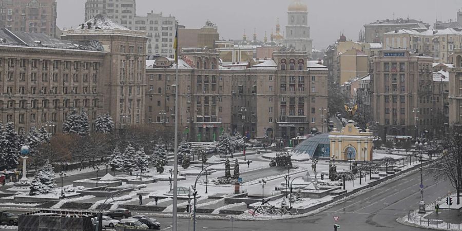 Blick auf den schneebeckten Maidan-Platz in Kiew. Foto: Andrew Kravchenko/AP/dpa